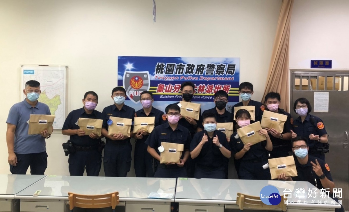 中秋連假前鄒所長特別訂購健康雞胸肉,配上手工貼紙以及小卡片,精裝成信封贈送給同仁