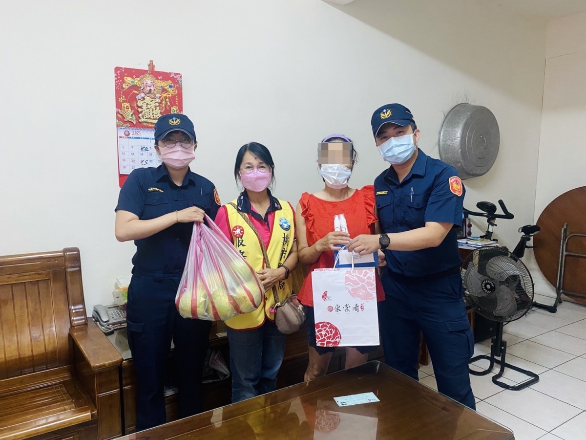 興國派出所結合興國警友站、中壢婦女志工中隊一同做愛心,關懷弱勢家庭及獨居長者