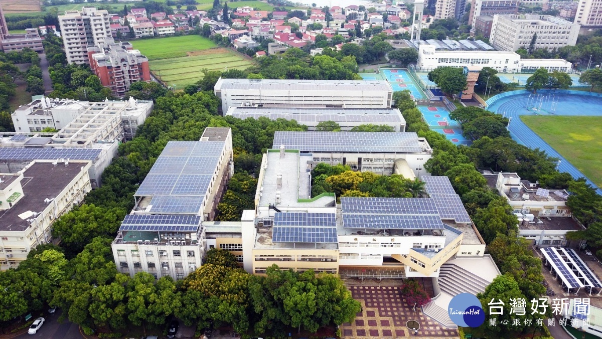 中央大學太陽光電之設計總面積達2,642峰瓩 (kWp) ，為友善地球綠色指標學校之一。