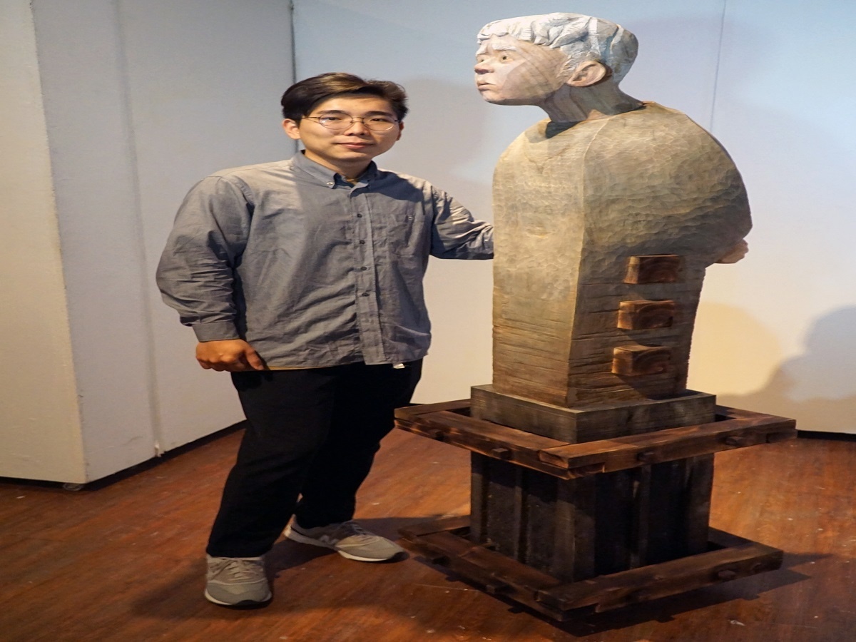 以木雕創作「自桎梏何以逍遙」 大葉造藝生獲大墩美展雕塑組第二名