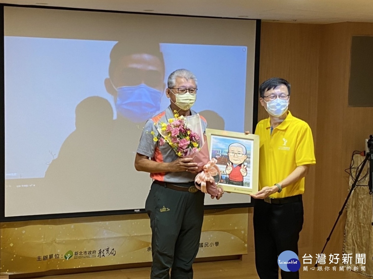 達觀國中小吳自輝老師和已畢業的陳忠信同學現場視訊連線,住在三峽的忠信回憶自己和幾個同學家裡離學校比較遠,每天不畏路途遙遠開著車來載他們去學校(記者黃村杉攝)