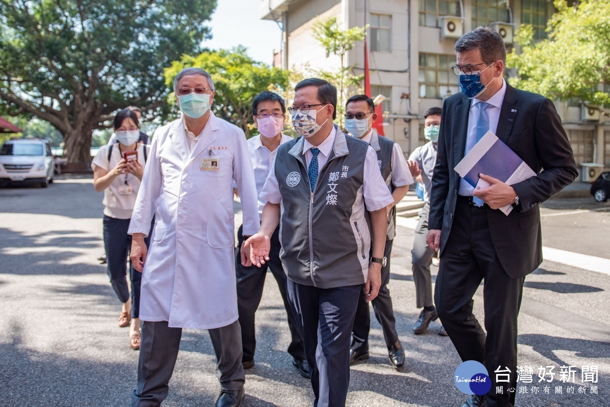 桃園市長鄭文燦邀請德國經濟辦事處林百科處長一同視察高中生接種疫苗。