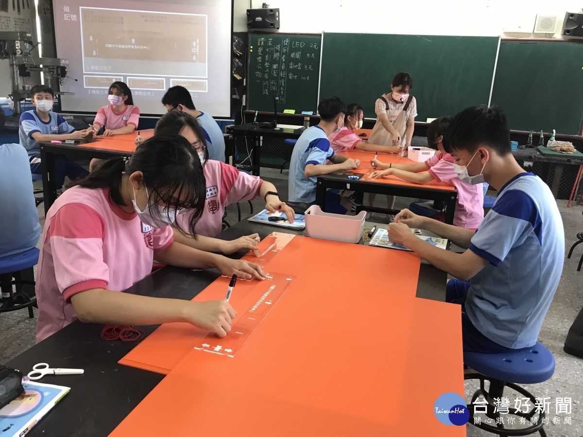 平鎮國中利用資源設計課程,讓學生自己製作午餐防疫擋板