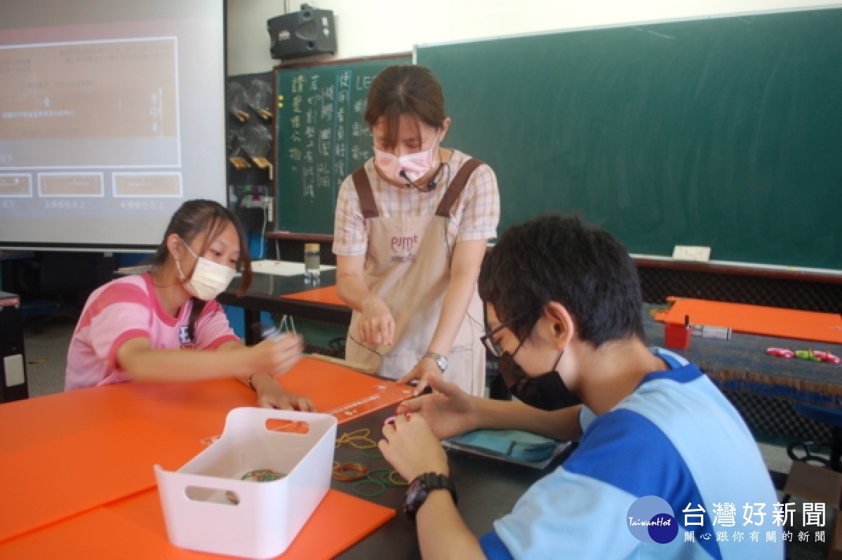 平鎮國中利用資源設計課程,讓學生自己製作午餐防疫擋板