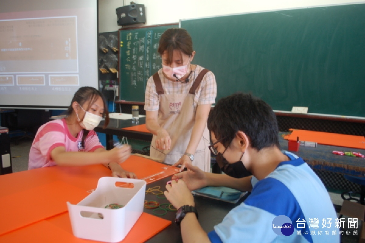 平鎮國中利用資源設計課程，讓學生自己製作午餐防疫擋板