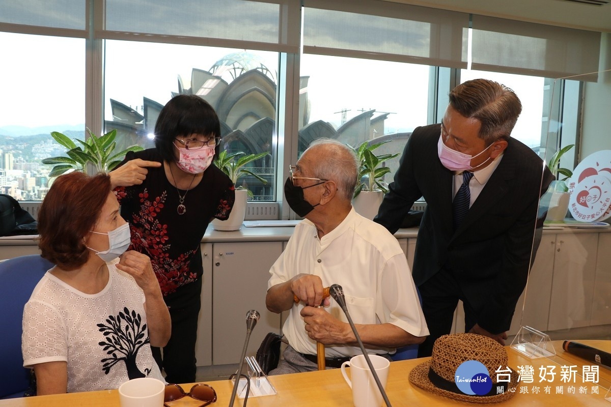社會局長張錦麗（左2）關心翟伯伯（右2）的聽力問題 右1為虹韻總經理王安