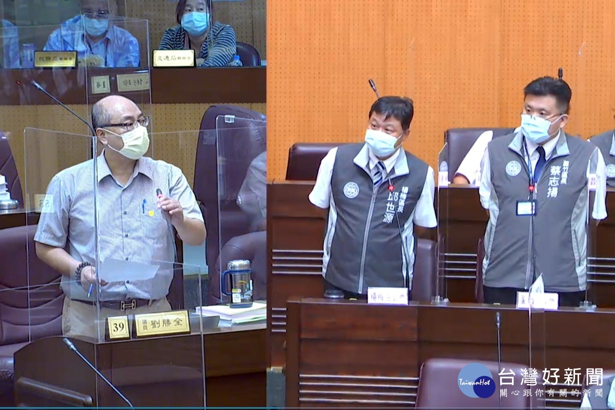 針對環保自然葬議題,桃園市議員劉勝全於議事堂上提出質詢。