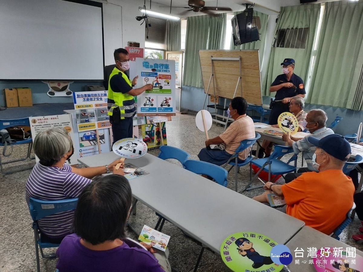 警方現場發放宣導物品給長者/李光揚翻攝