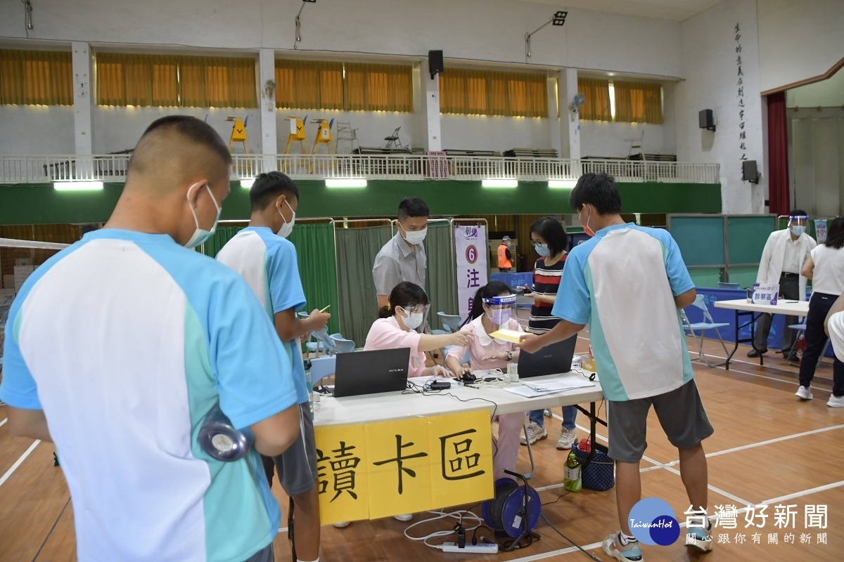 彰化田中高中施打BNT疫苗。圖/記者鄧富珍攝