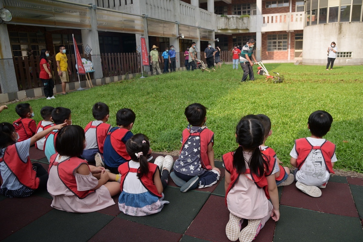 幼童觀察草皮變農田。（縣府提供）