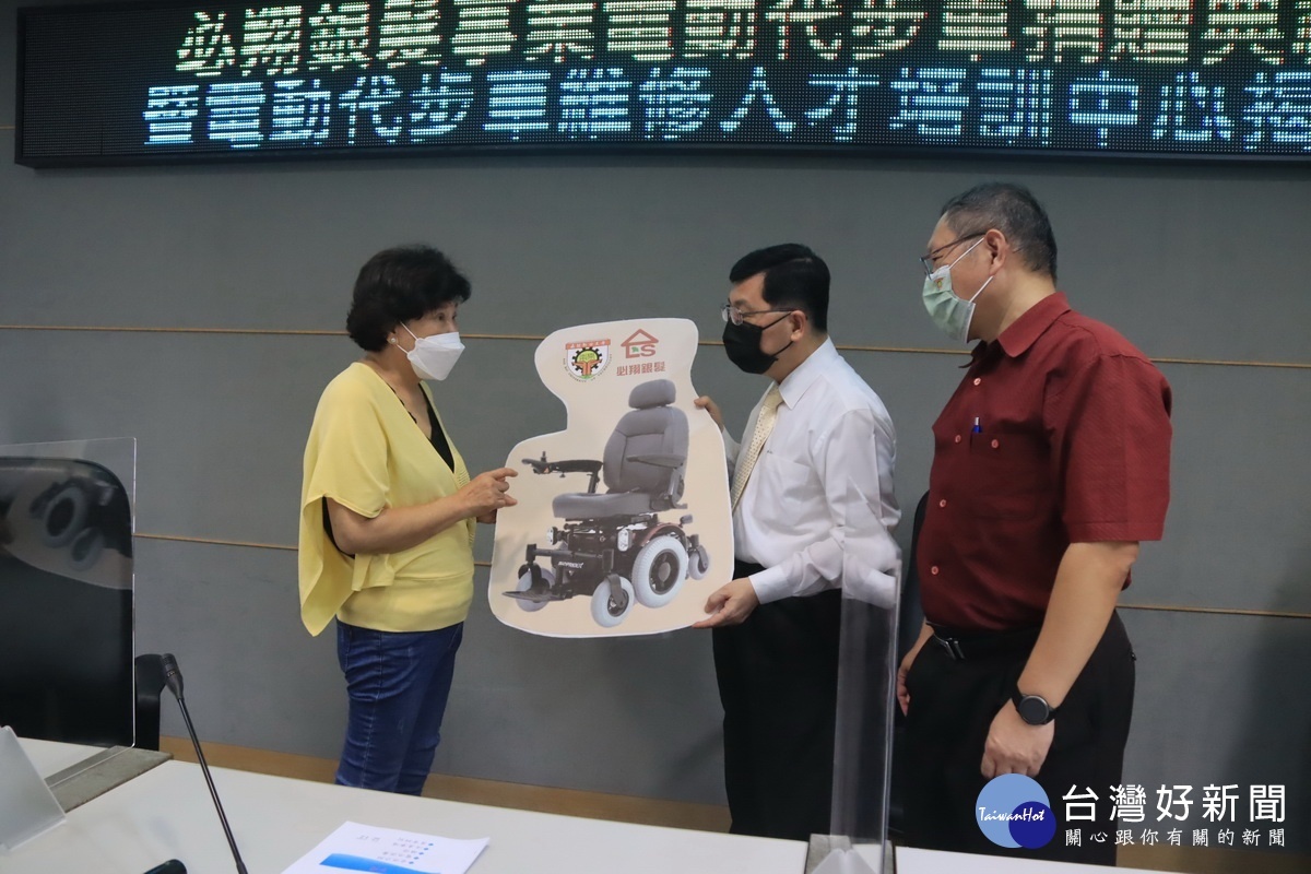 必翔蔣董事長(左)捐贈代步車。(記者扶小萍攝)