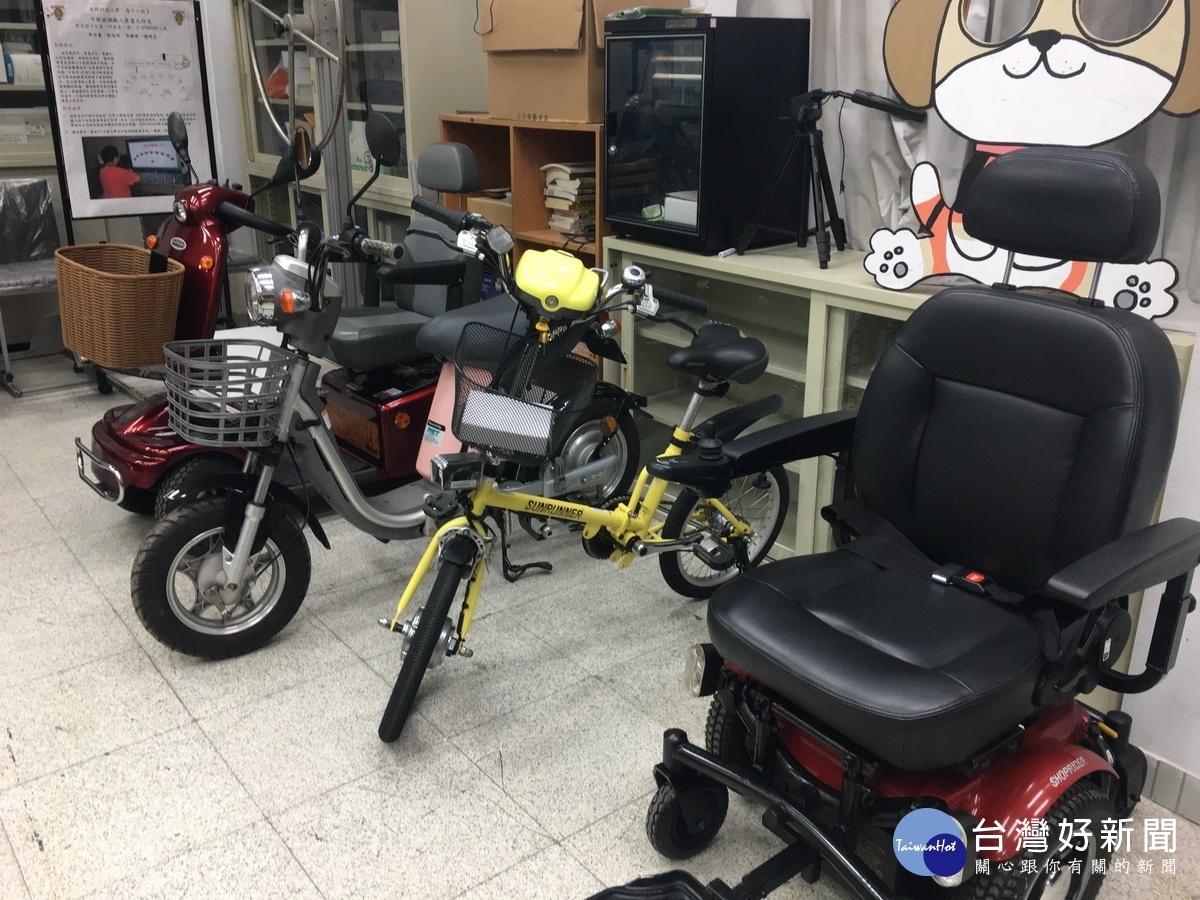 必翔捐贈電動代步車給南開教學用。(記者扶小萍攝)