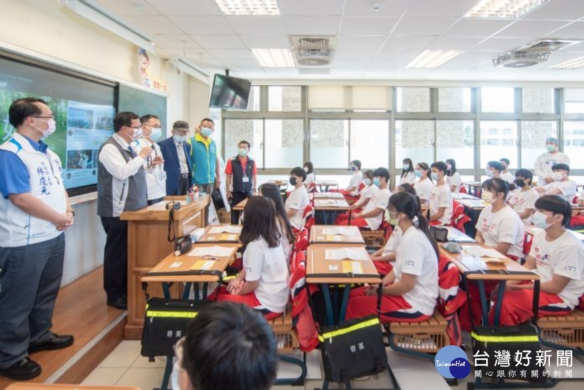 市長提醒學生,接種疫苗後,應多休息、多喝水,如感到不適可請1至3天的疫苗假在家休息