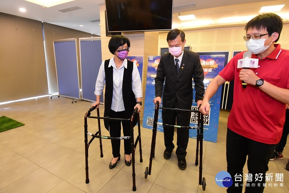 鹿港東區扶輪社捐贈大批輔具,縣長王惠美於均贈後體驗輔具。圖/彰化縣政府提供
