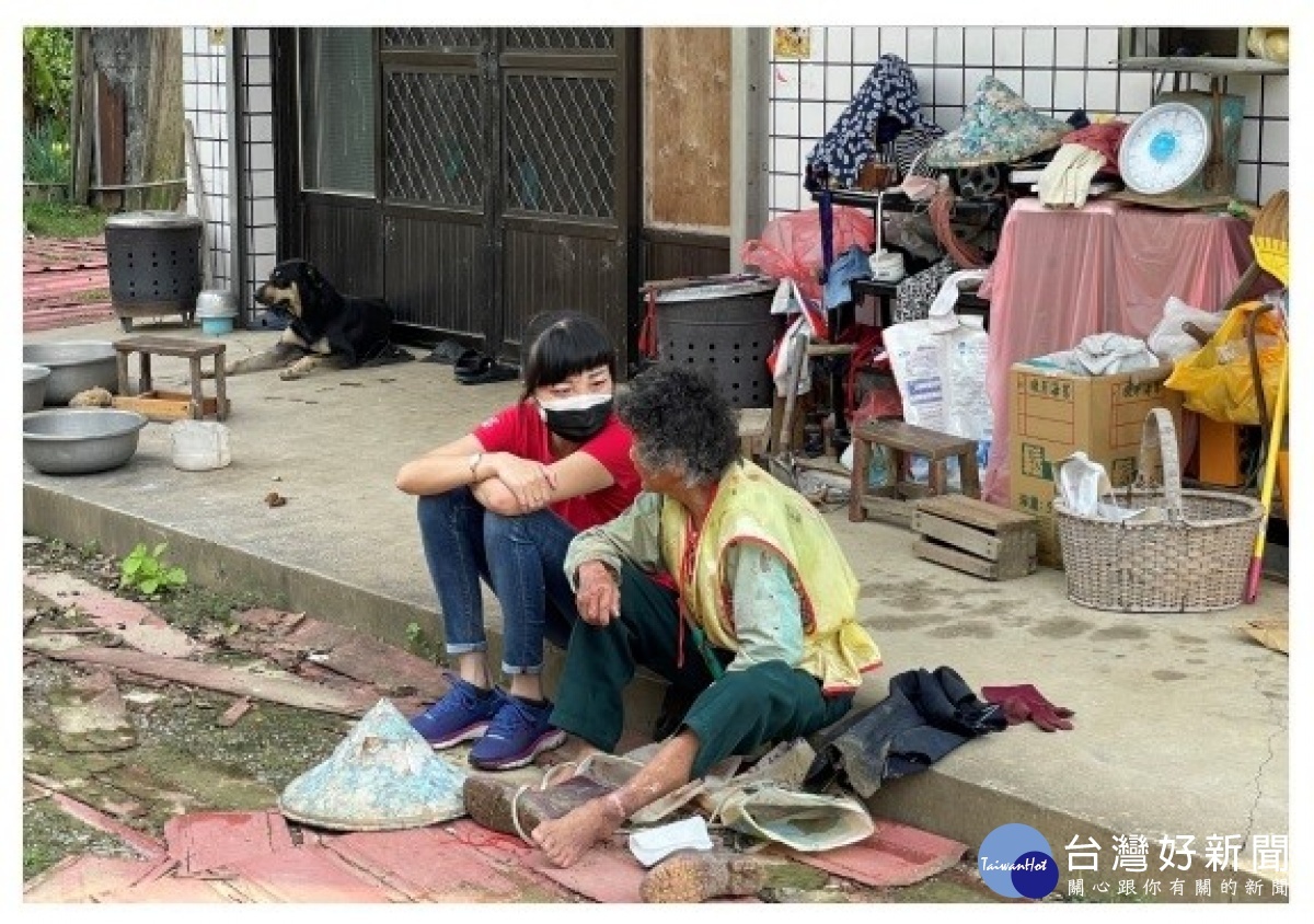 楊諭晴熱心與阿嬤在門口話家常。(南基提供)