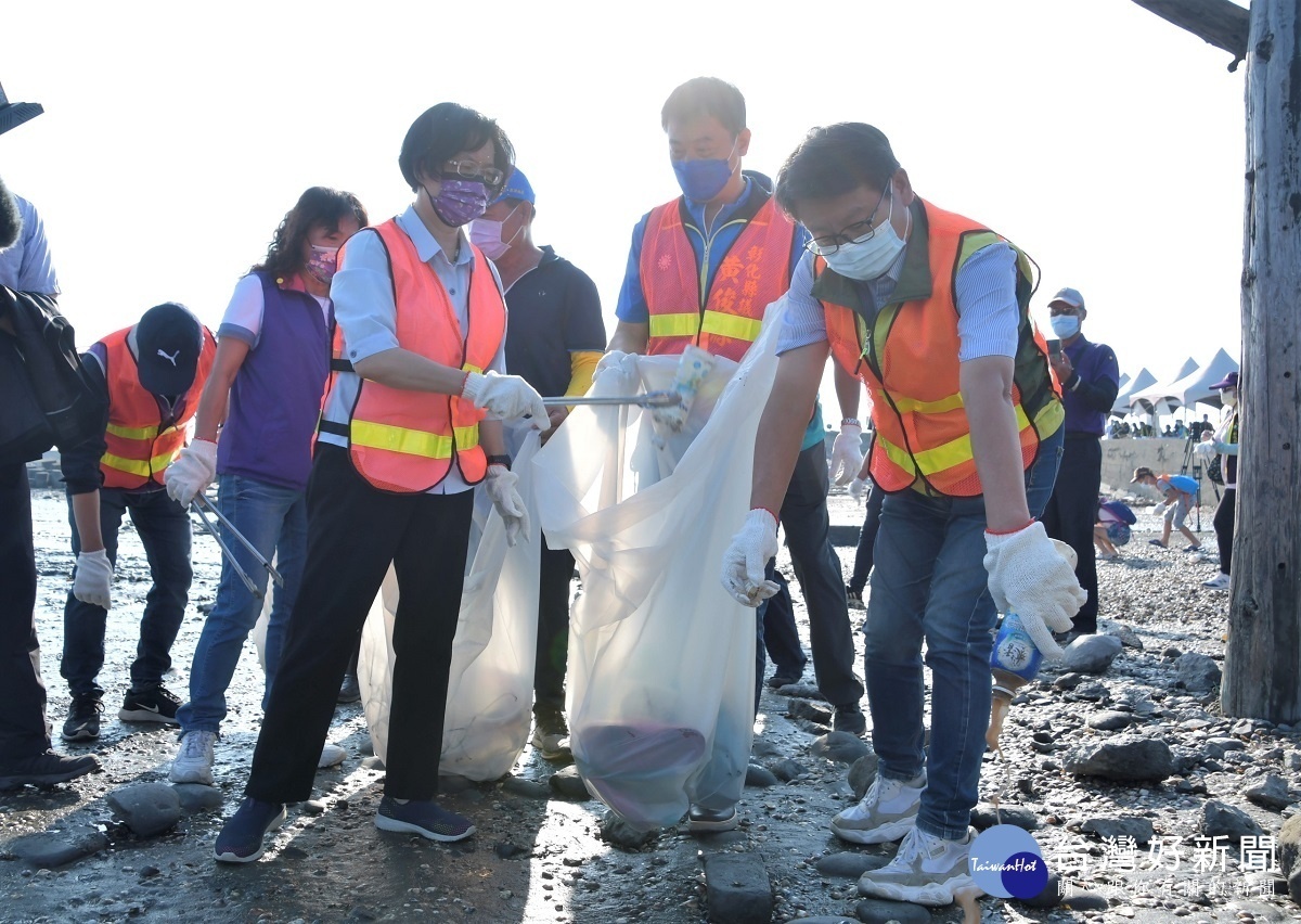縣長王惠美今日在福寶師弟參與淨灘，撿拾垃圾。圖／彰化縣政府提供