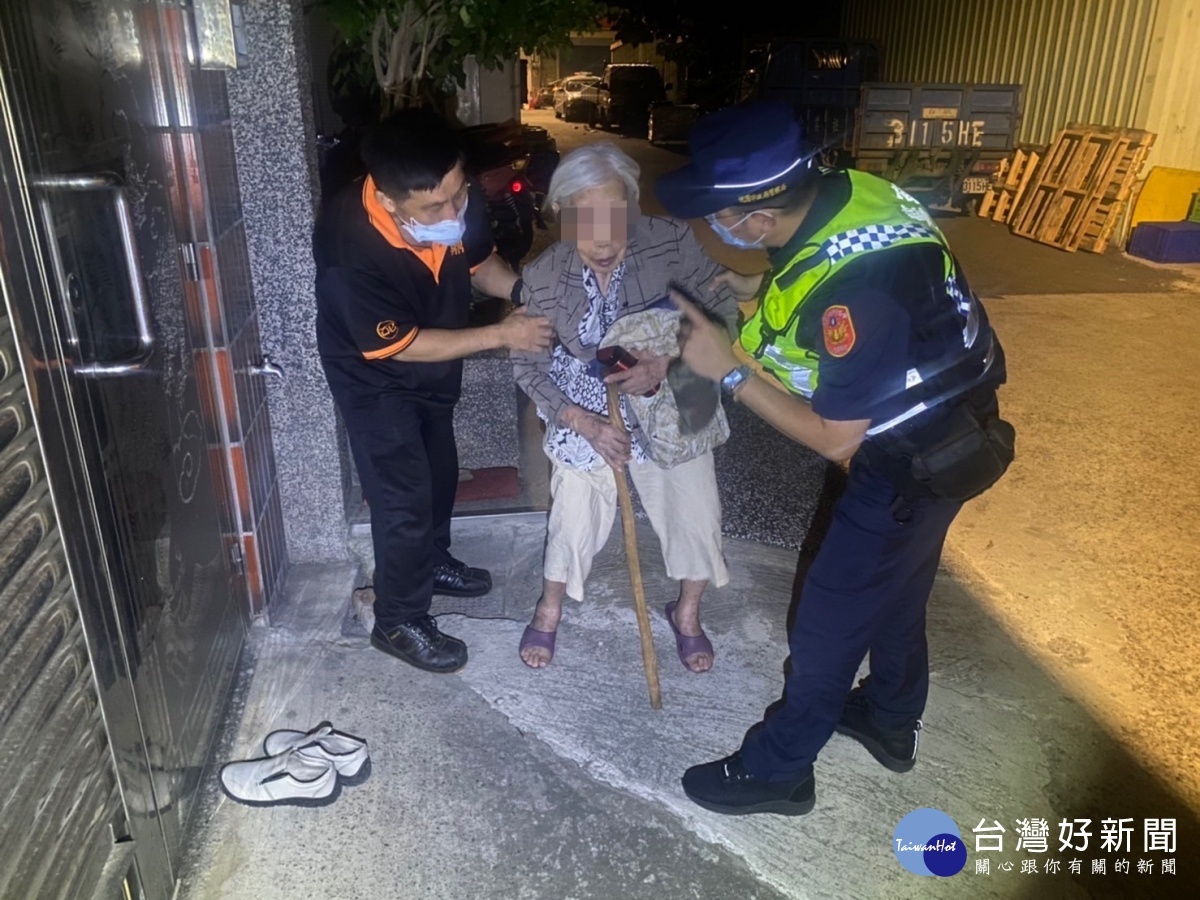 95歲失智老婦深夜溜出門，員警發現協助返家