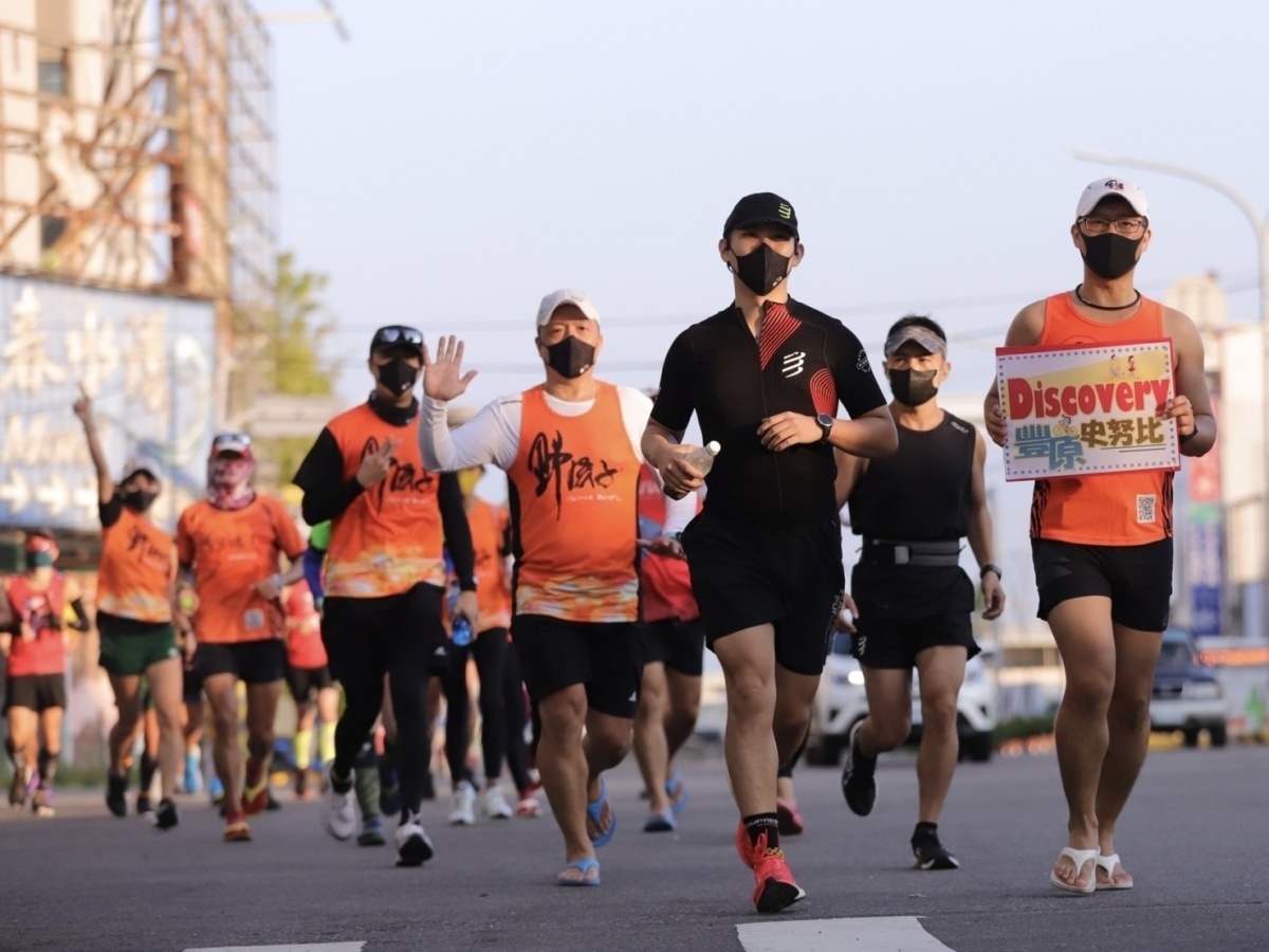 數十位市民在1.5至3小時內完成21公里的運動挑戰。