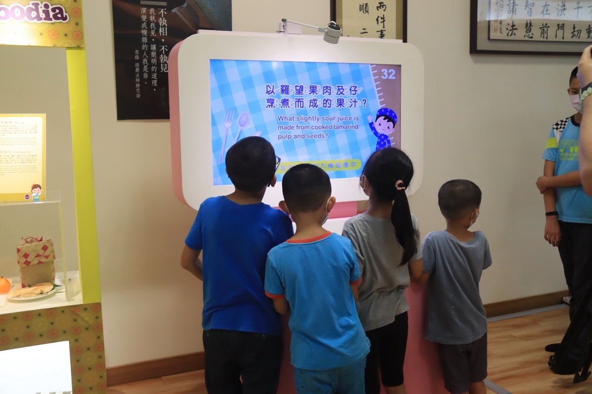 藉遊戲了解他國美食文化。(記者扶小萍攝)