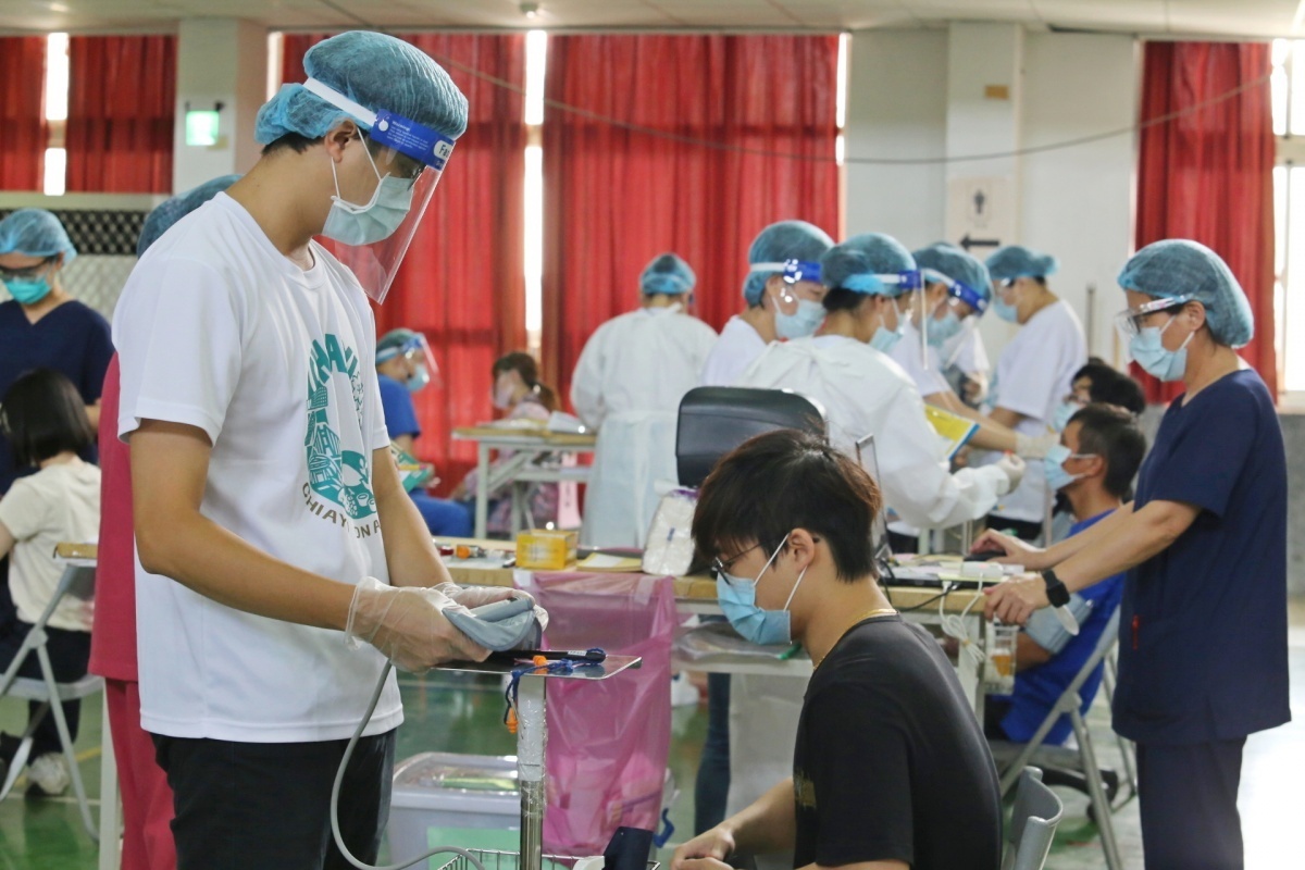 民雄國中接種站假日持續為民眾施打疫苗/陳致愷翻攝
