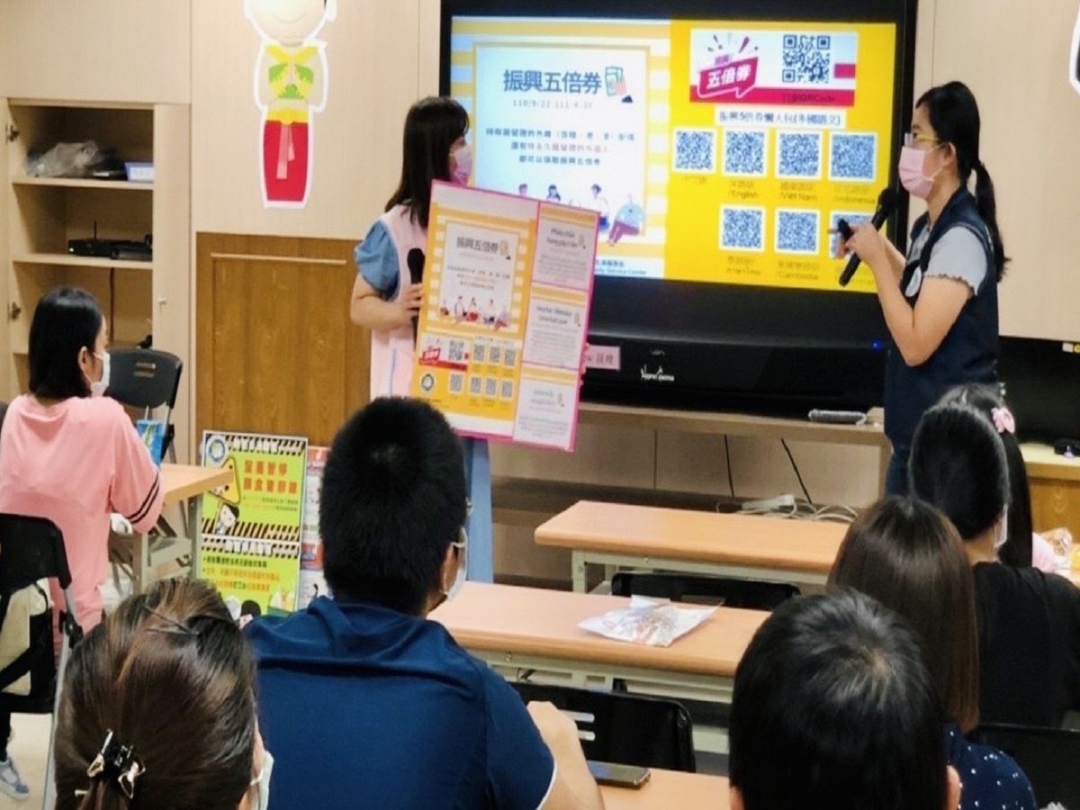 移民署多元文化提燈趣 宣導5倍券領取讓新住民感到「揪感心」