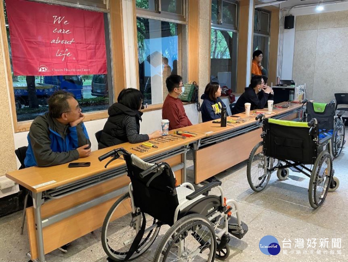 友信醫療集團輔具志工隊學習如何維修輪椅。