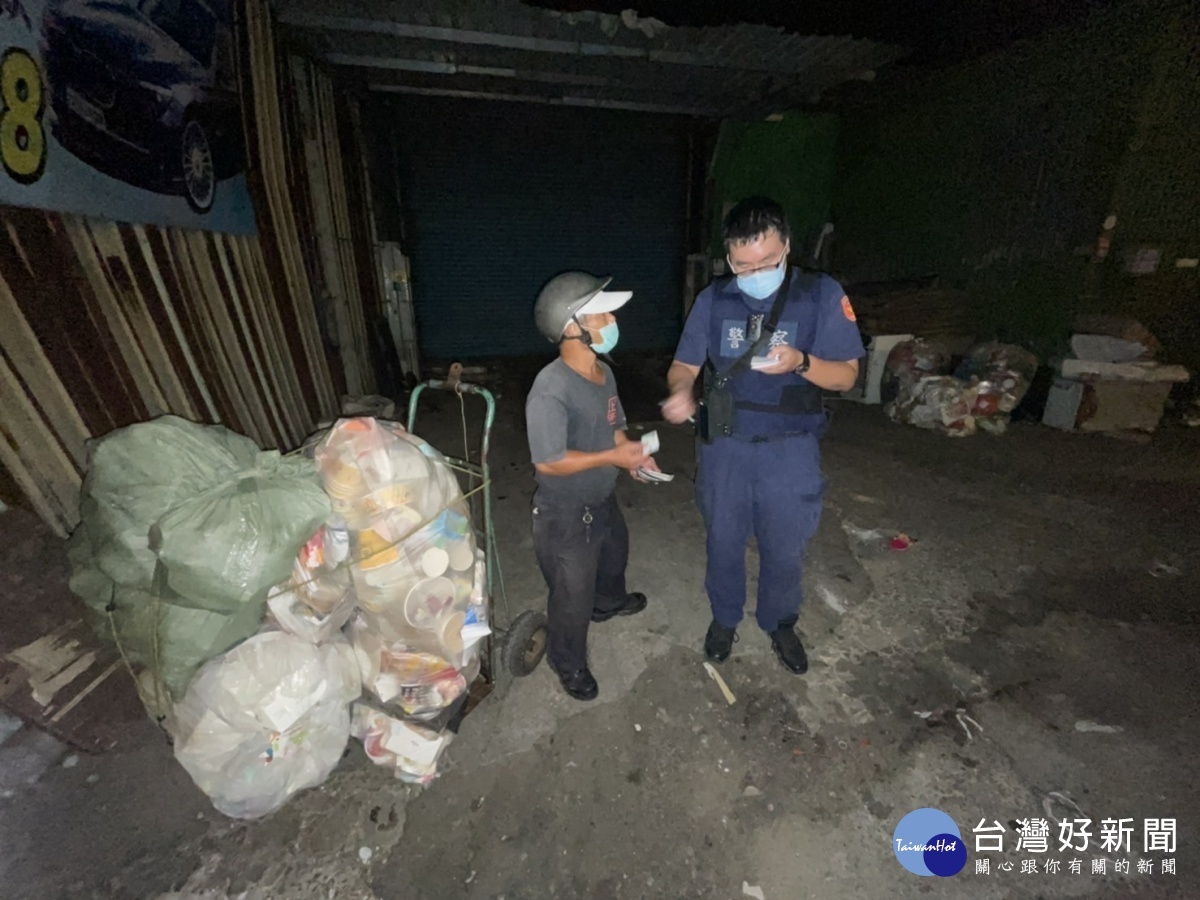員警巡邏經過現場協助將散落在各處的垃圾、回收物等物品撿齊裝入塑膠袋內
