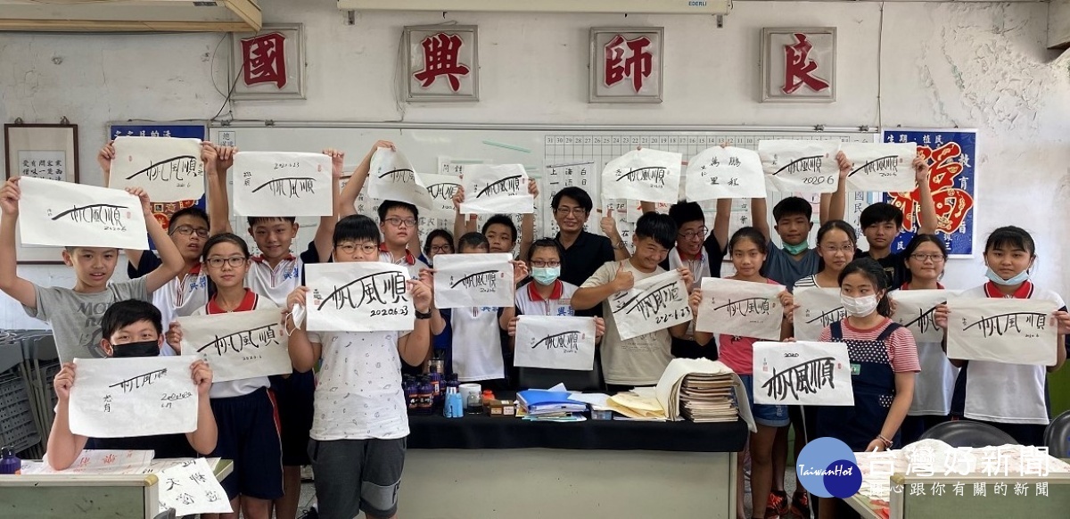 興穀國小輔導主任黃書卿,利用書法的學習,讓特教生練習專注、穩定情緒。曾指導「中度自閉症」的孩子學習書法