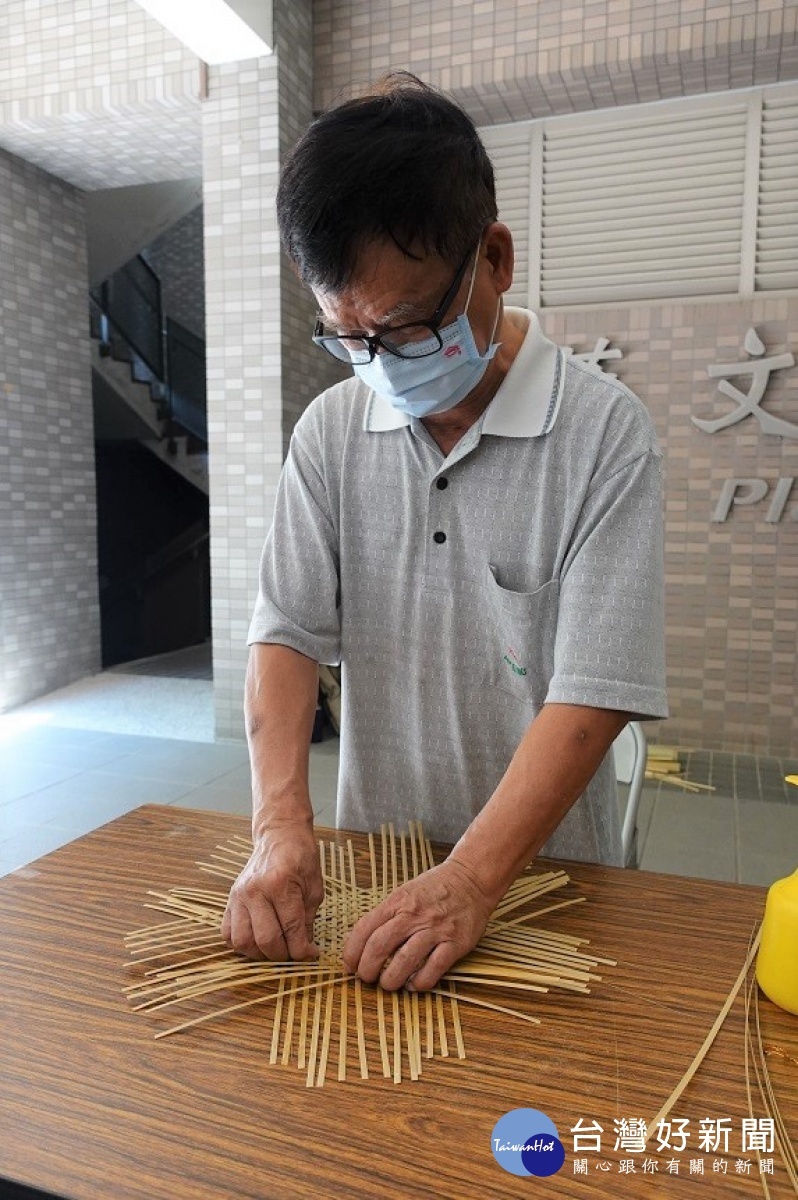 工藝師黃啟祥親自示範傳統竹編工藝編織流程