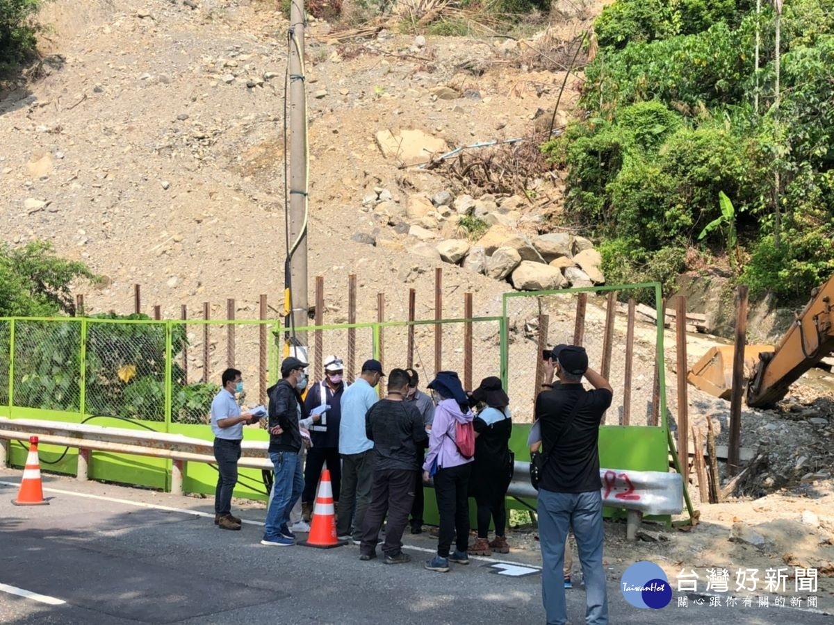 台鐵局、公路總局、南投縣政府、集集鎮公所再回到台16線集集往水里11公里坍方處會勘。