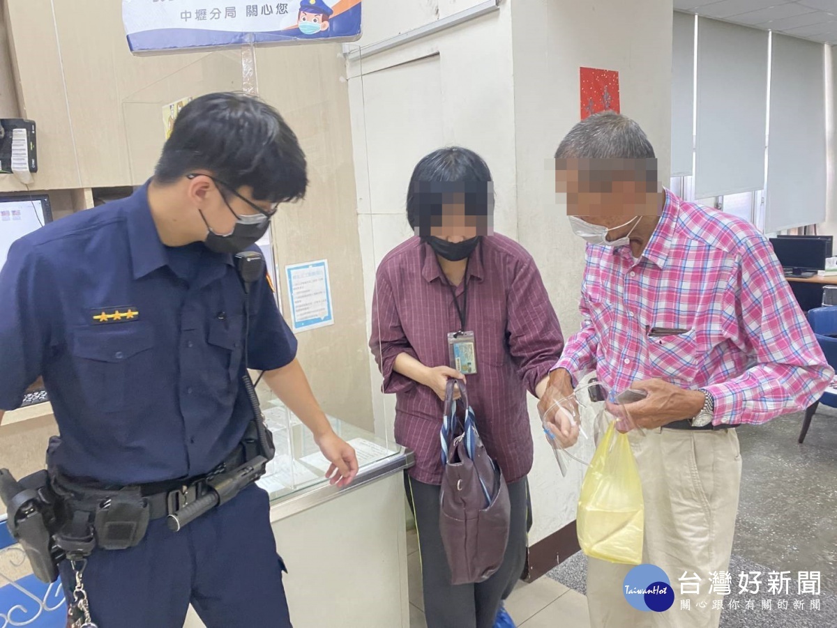 警方將劉女帶返所休息，透過其愛心卡套，聯繫其家屬將其帶回。