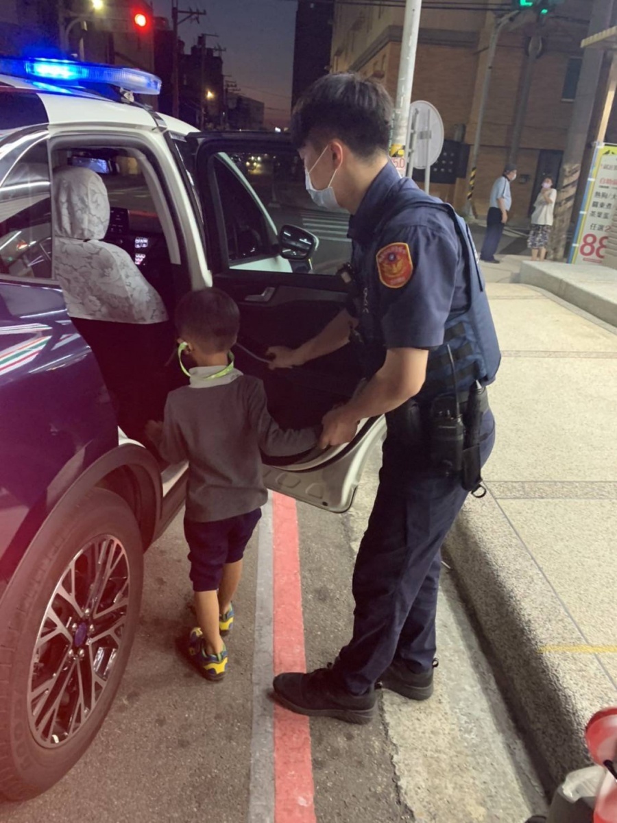 小男童被姊姊遺忘在超商,員警協助護送返家