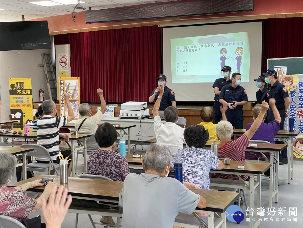十月交通安全月,平鎮警加強宣導行人路權