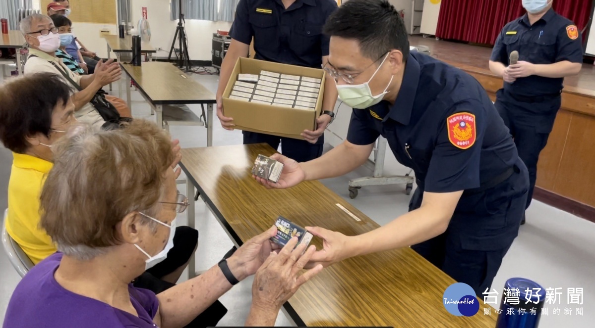 十月交通安全月,平鎮警加強宣導行人路權
