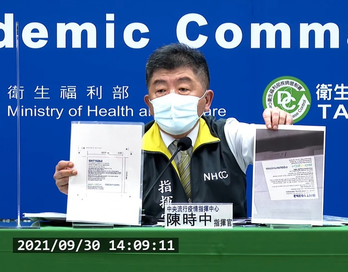 最新一批BNT疫苗,30日到貨54萬劑,此批BNT疫苗亦是首批客製標籤版。(圖/衛福部疾管署YouTube)