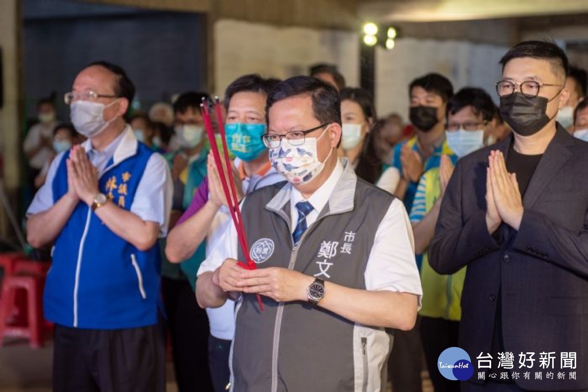 市長和與會來賓參香祈福,祈求工程順利