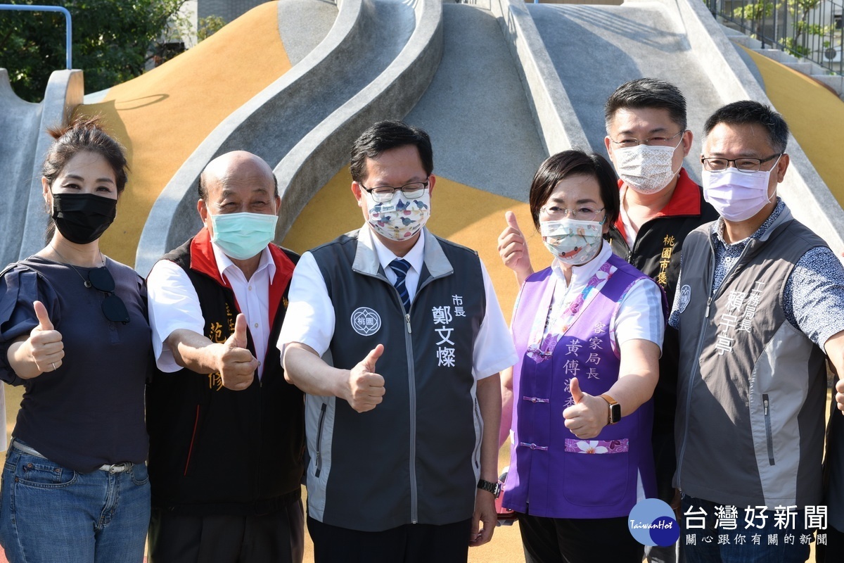 桃園市長鄭文燦視察「1895乙未保台紀念公園暨地下停車場新建工程」與大家合影。