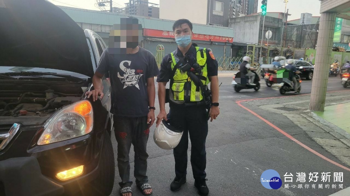 尖峰時刻男子車輛故障卡路口,熱心警協助排除解困