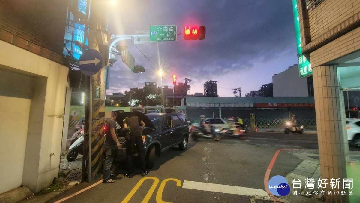 尖峰時刻男子車輛故障卡路口,熱心警協助排除解困