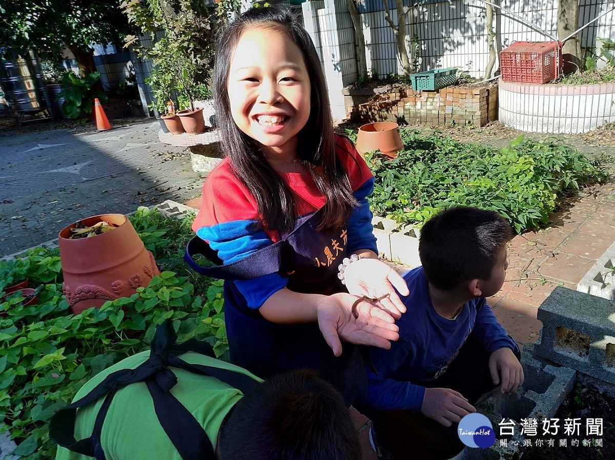 榮獲學校組特優獎的「吉慶國小」長期進行基隆河與粗坑口野溪的水文調查