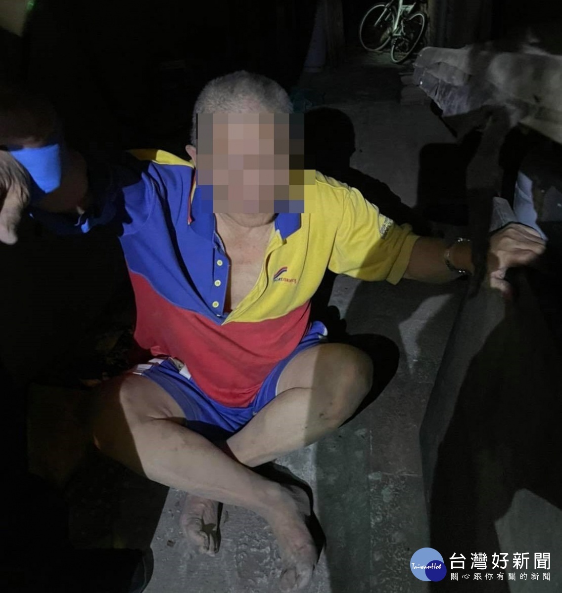 深夜防火巷傳哀嚎聲,警消合力救出失智老翁