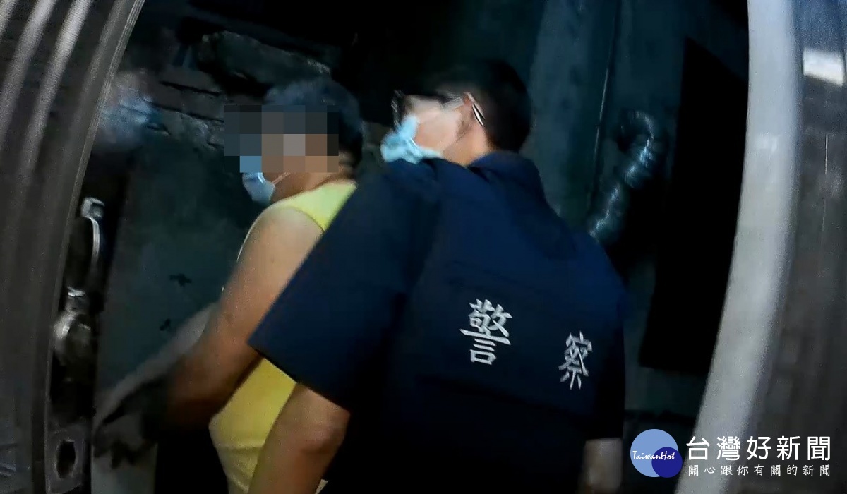 深夜防火巷傳哀嚎聲,警消合力救出失智老翁