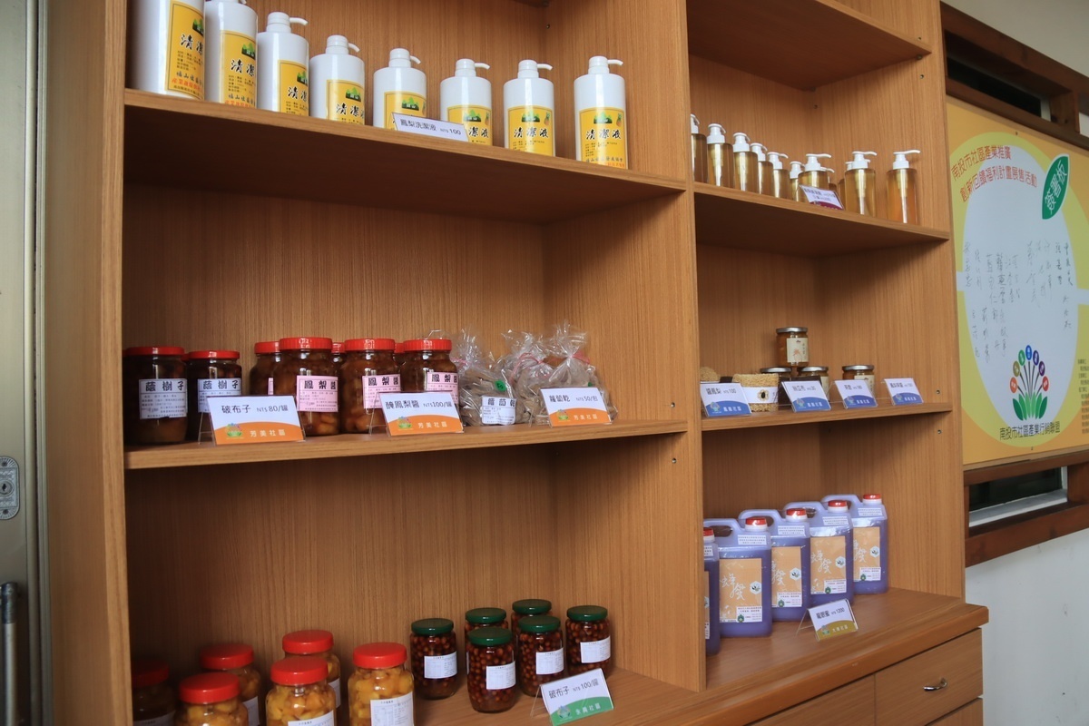 各社區加工品頗具特色。（記者扶小萍攝）