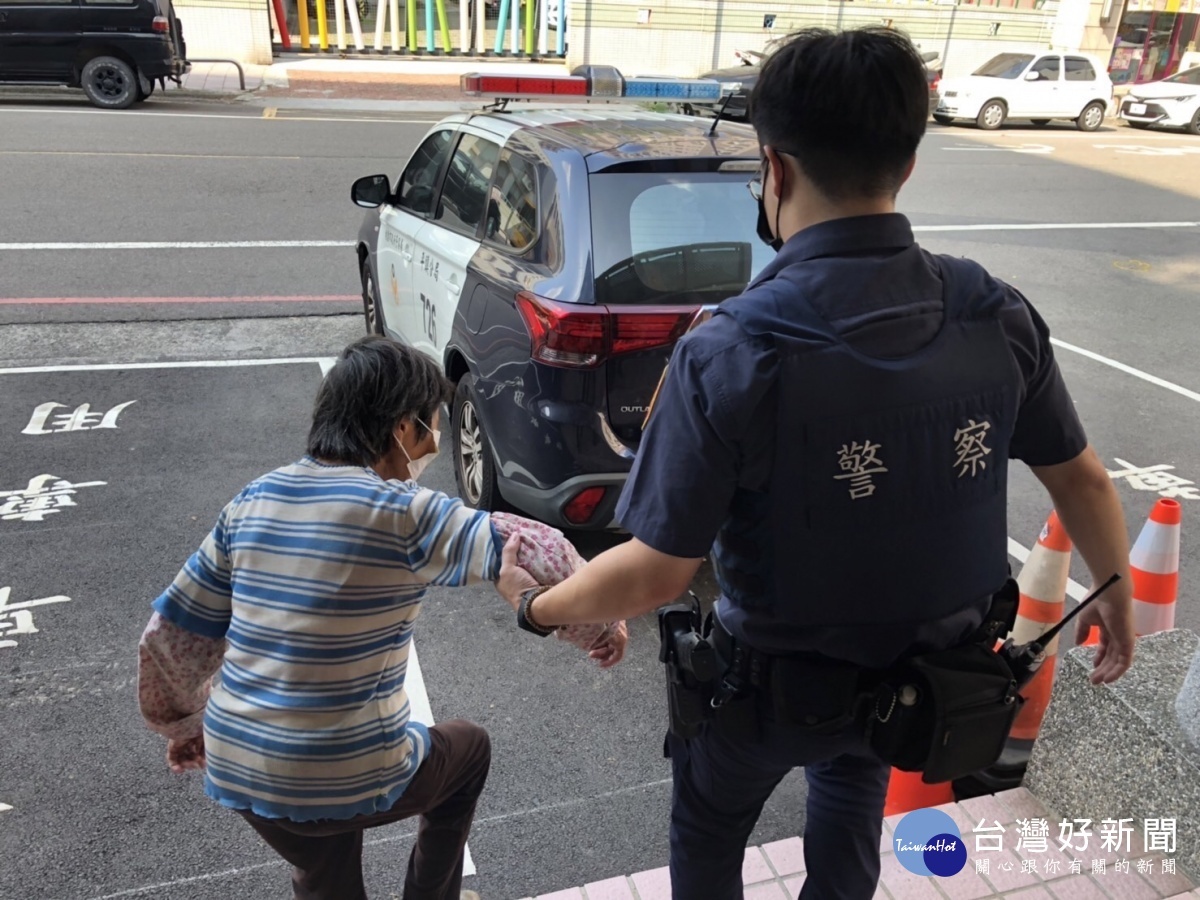 86歲老婦外出迷途,平鎮暖警及時馳援
