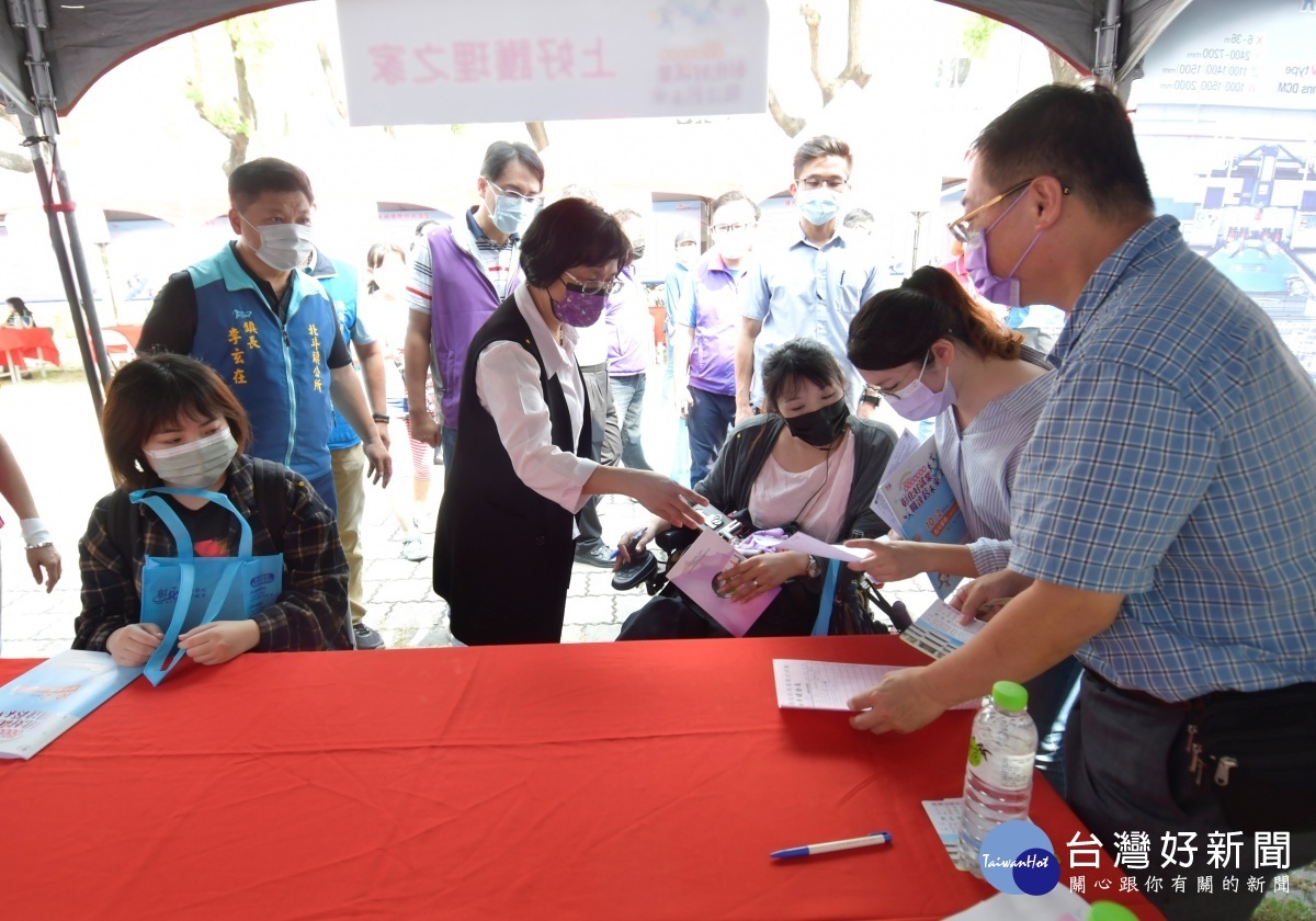 彰化縣第三場就業博覽會登場,提供1,600個以上就業機會。圖/彰化縣政府提供