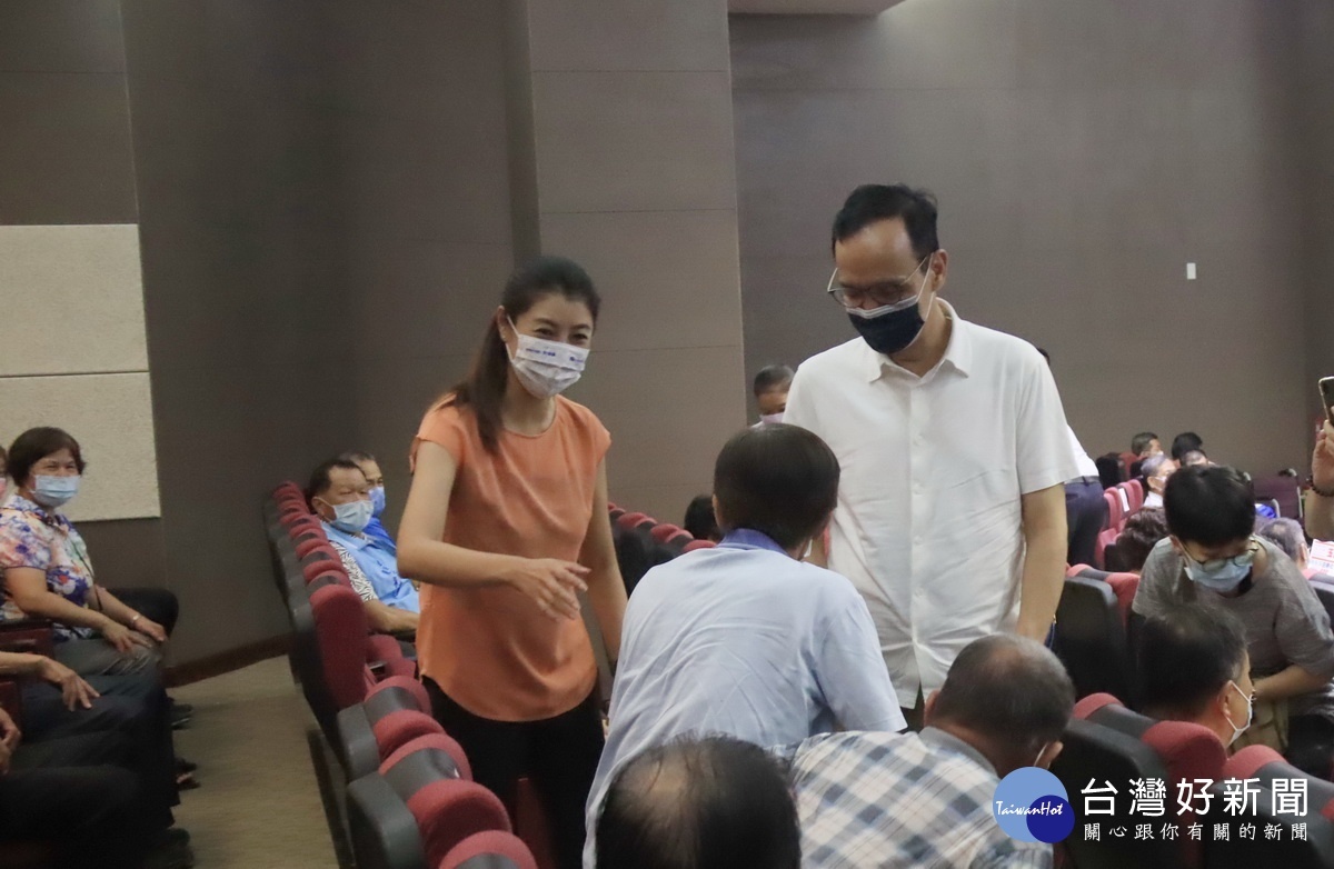 朱主席謝謝每一位投票同志。(記者扶小萍攝)