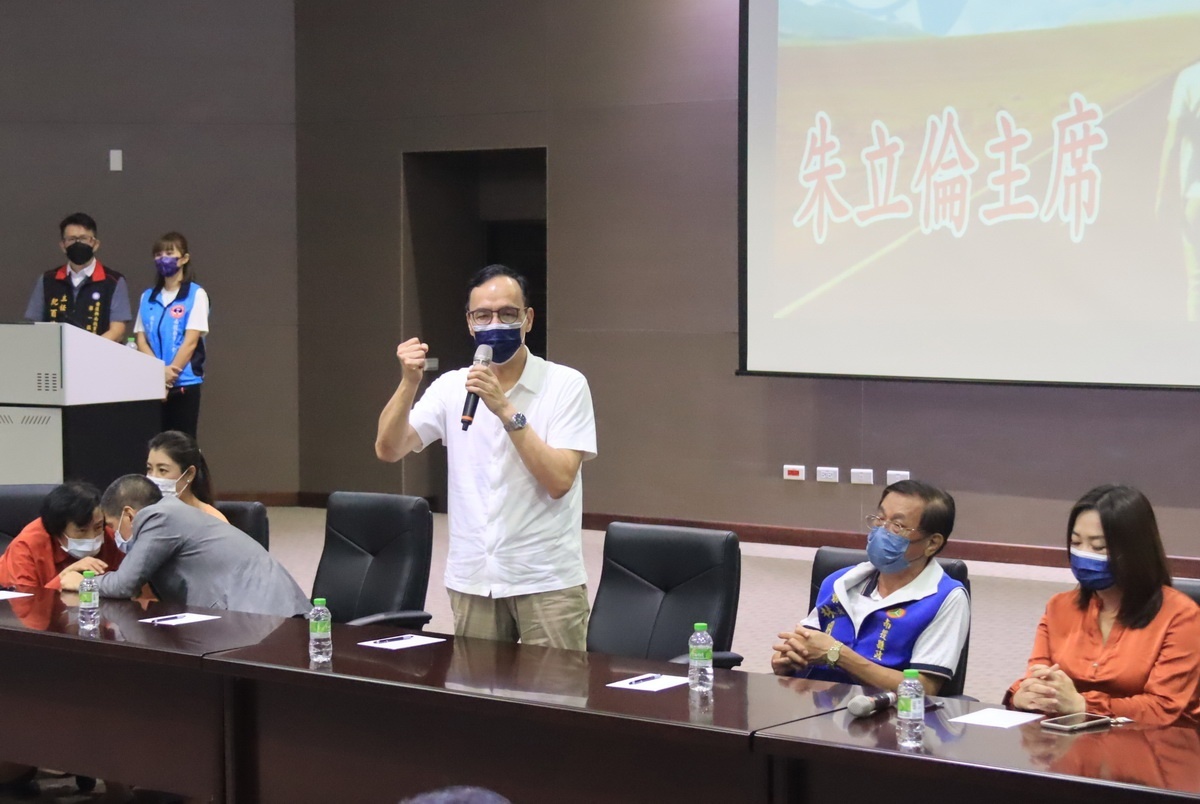 朱主席要大家團結一致硬起來站起來。(記者扶小萍攝)
