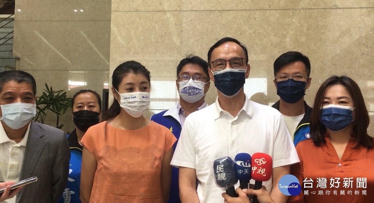 朱立倫說會推一位符合民眾需要的縣長候選人。(記者扶小萍攝)