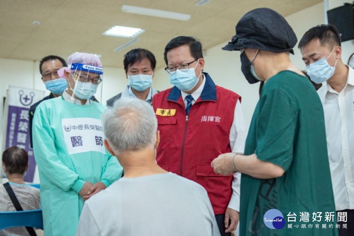 市長問候接種長者,關心其身體狀況