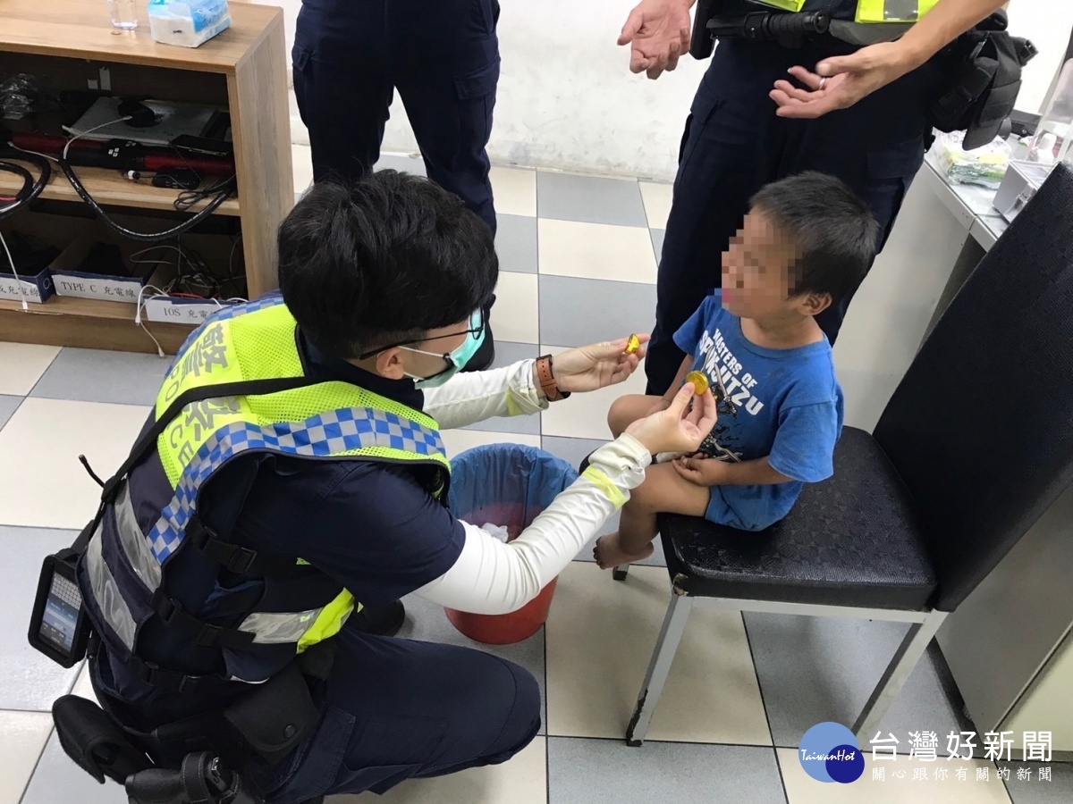 2歲男童貪玩迷途,平鎮暖警協助返家